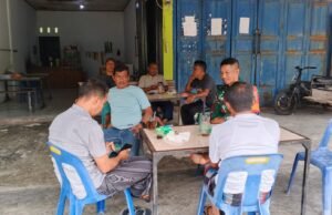 Babinsa Jaboi Serap Informasi Wilayah Melalui Komsos Bersama Warga
