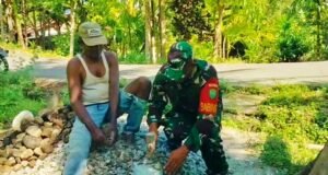 Bangun Kedekatan dengan Masyarakat, Babinsa Krueng Raya Bantu Warga Cari Nafkah