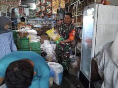 Babinsa Iboih Pantau Harga Sembako, Pastikan Stok Kebutuhan Pokok Tetap Aman