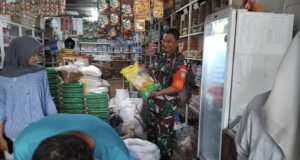 Babinsa Iboih Pantau Harga Sembako, Pastikan Stok Kebutuhan Pokok Tetap Aman