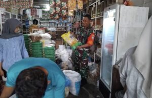 Babinsa Iboih Pantau Harga Sembako, Pastikan Stok Kebutuhan Pokok Tetap Aman