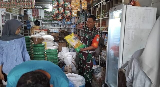 Babinsa Iboih Pantau Harga Sembako, Pastikan Stok Kebutuhan Pokok Tetap Aman