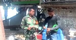 Babinsa Paya Berikan Motivasi kepada Nelayan Gurita, Ingatkan Pentingnya Keselamatan Melaut