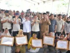 Didampingi Wagub Aceh, Menko PMK dan Mendagri Serahkan Bantuan Rumah Rusak untuk Korban Bencana di Aceh Tamiang