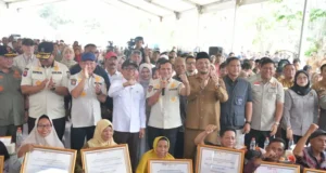Didampingi Wagub Aceh, Menko PMK dan Mendagri Serahkan Bantuan Rumah Rusak untuk Korban Bencana di Aceh Tamiang