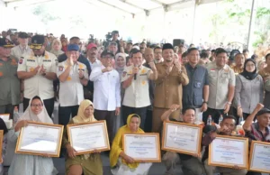 Didampingi Wagub Aceh, Menko PMK dan Mendagri Serahkan Bantuan Rumah Rusak untuk Korban Bencana di Aceh Tamiang