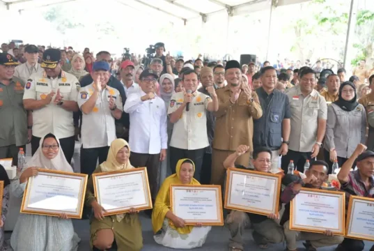 Didampingi Wagub Aceh, Menko PMK dan Mendagri Serahkan Bantuan Rumah Rusak untuk Korban Bencana di Aceh Tamiang