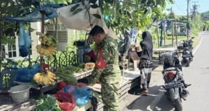 Babinsa Balohan Pantau Harga Sembako Pasca Idul Adha, Pastikan Stok dan Harga Tetap Stabil
