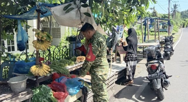 Babinsa Balohan Pantau Harga Sembako Pasca Idul Adha, Pastikan Stok dan Harga Tetap Stabil