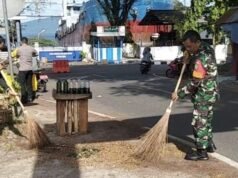 Kebersihan Tanggung Jawab Bersama, Babinsa Kuta Timu Bantu Pembersihan di Wilayah Binaan