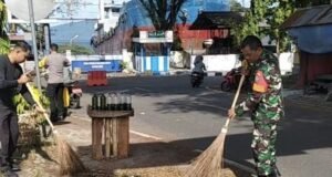 Kebersihan Tanggung Jawab Bersama, Babinsa Kuta Timu Bantu Pembersihan di Wilayah Binaan