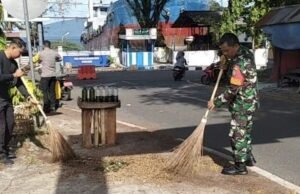 Kebersihan Tanggung Jawab Bersama, Babinsa Kuta Timu Bantu Pembersihan di Wilayah Binaan