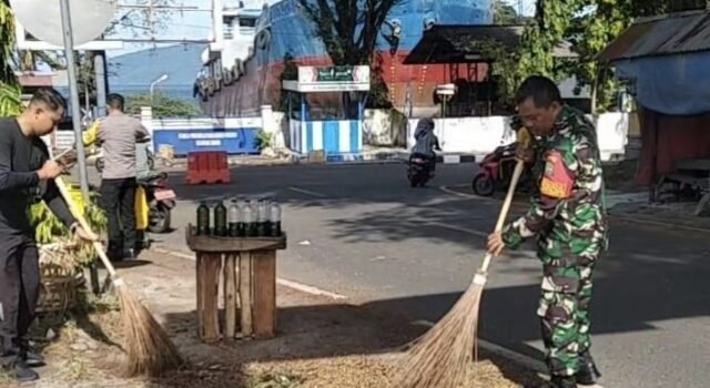 Kebersihan Tanggung Jawab Bersama, Babinsa Kuta Timu Bantu Pembersihan di Wilayah Binaan