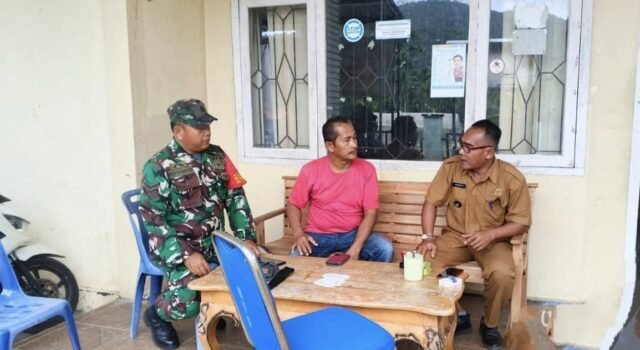 Komsos Bersama Keuchik dan Warga, Babinsa Batee Shoek Perkuat Silaturahmi dan Jaring Informasi Wilayah