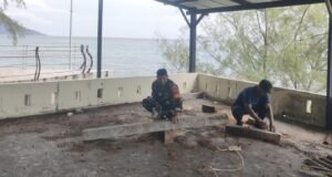 Babinsa Kuta Ateuh Bantu Warga Bangun Tempat Usaha, Dukung Peningkatan Ekonomi Masyarakat