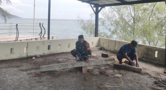 Babinsa Kuta Ateuh Bantu Warga Bangun Tempat Usaha, Dukung Peningkatan Ekonomi Masyarakat