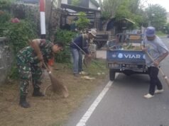 Babinsa Ie Meulee Bersama Warga Gotong Royong Bersihkan Lingkungan, Wujudkan Desa Bersih dan Sehat