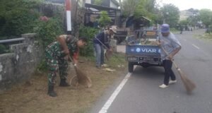 Babinsa Ie Meulee Bersama Warga Gotong Royong Bersihkan Lingkungan, Wujudkan Desa Bersih dan Sehat