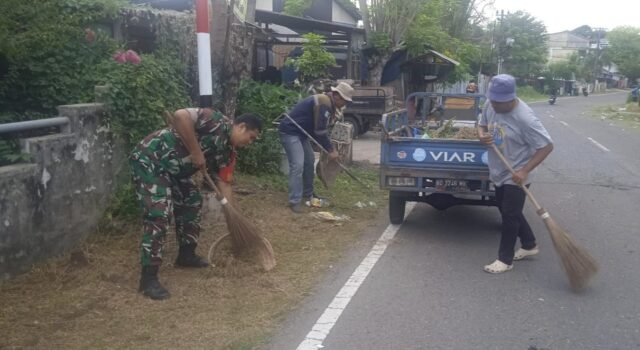Babinsa Ie Meulee Bersama Warga Gotong Royong Bersihkan Lingkungan, Wujudkan Desa Bersih dan Sehat
