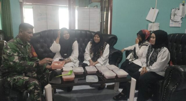 Babinsa Kuta Ateuh Pantau Pemberian Makanan Tambahan untuk Anak Stunting, Dukung Generasi Sehat di Sabang