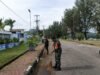 Babinsa Kuta Barat Gotong Royong Bersama Warga, Wujud Nyata Kebersamaan TNI dengan Rakyat