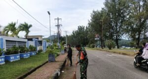 Babinsa Kuta Barat Gotong Royong Bersama Warga, Wujud Nyata Kebersamaan TNI dengan Rakyat