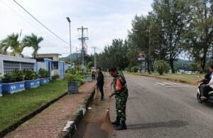 Babinsa Kuta Barat Gotong Royong Bersama Warga, Wujud Nyata Kebersamaan TNI dengan Rakyat