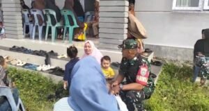 Babinsa Koramil 02/Sukakarya Ajak Ibu-Ibu Aktif ke Posyandu Demi Kesehatan Keluarga
