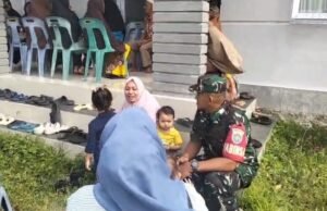 Babinsa Koramil 02/Sukakarya Ajak Ibu-Ibu Aktif ke Posyandu Demi Kesehatan Keluarga