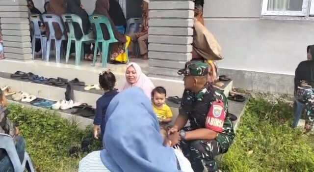 Babinsa Koramil 02/Sukakarya Ajak Ibu-Ibu Aktif ke Posyandu Demi Kesehatan Keluarga