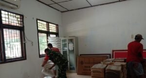 Babinsa Kuta Barat Gotong Royong Bersama Warga, Wujud Nyata Kebersamaan TNI dengan Rakyat