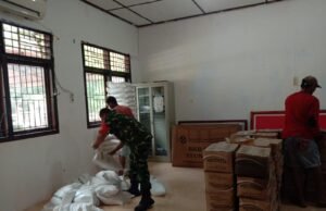 Babinsa Kuta Barat Gotong Royong Bersama Warga, Wujud Nyata Kebersamaan TNI dengan Rakyat