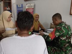 Babinsa Cot Abeuk Dampingi Warga Urus Akta Kelahiran di Dukcapil Sabang