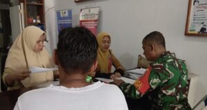 Babinsa Cot Abeuk Dampingi Warga Urus Akta Kelahiran di Dukcapil Sabang