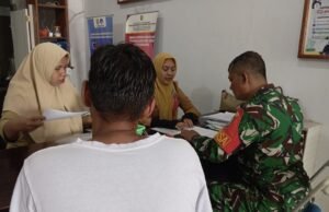 Babinsa Cot Abeuk Dampingi Warga Urus Akta Kelahiran di Dukcapil Sabang