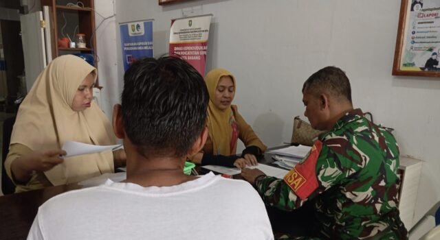 Babinsa Cot Abeuk Dampingi Warga Urus Akta Kelahiran di Dukcapil Sabang