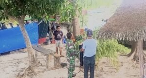 Antisipasi Pohon Tumbang, Babinsa Paya Bersama Warga Potong Pohon Berbahaya di Kawasan Permukiman