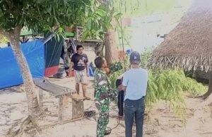 Antisipasi Pohon Tumbang, Babinsa Paya Bersama Warga Potong Pohon Berbahaya di Kawasan Permukiman