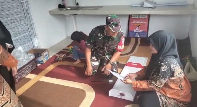 Babinsa Koramil 02/Sukakarya Dampingi Kegiatan Posyandu di Gampong Krueng Raya, Tingkatkan Kesehatan Ibu dan Anak