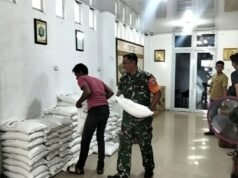 Babinsa Kuta Timu Monitor dan Bantu Distribusi Bantuan Pangan untuk 227 Keluarga Penerima Manfaat (KPM)