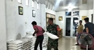 Babinsa Kuta Timu Monitor dan Bantu Distribusi Bantuan Pangan untuk 227 Keluarga Penerima Manfaat (KPM)