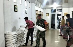 Babinsa Kuta Timu Monitor dan Bantu Distribusi Bantuan Pangan untuk 227 Keluarga Penerima Manfaat (KPM)