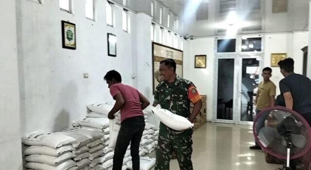 Babinsa Kuta Timu Monitor dan Bantu Distribusi Bantuan Pangan untuk 227 Keluarga Penerima Manfaat (KPM)