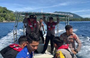 Kapolres Sabang Bersama Masyarakat Bersihkan Jaring Pukat di Perairan Wisata Iboih