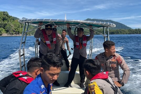 Kapolres Sabang Bersama Masyarakat Bersihkan Jaring Pukat di Perairan Wisata Iboih