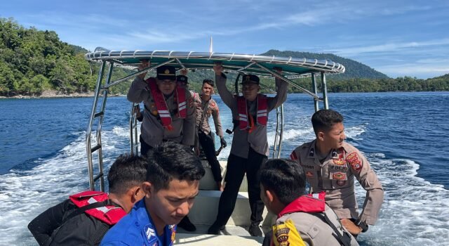 Kapolres Sabang Bersama Masyarakat Bersihkan Jaring Pukat di Perairan Wisata Iboih