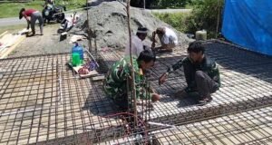 Babinsa Koramil 01/Sukajaya Bantu Warga Bangun Rumah, Wujud Kepedulian dan Kebersamaan di Wilayah Binaan