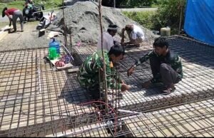 Babinsa Koramil 01/Sukajaya Bantu Warga Bangun Rumah, Wujud Kepedulian dan Kebersamaan di Wilayah Binaan