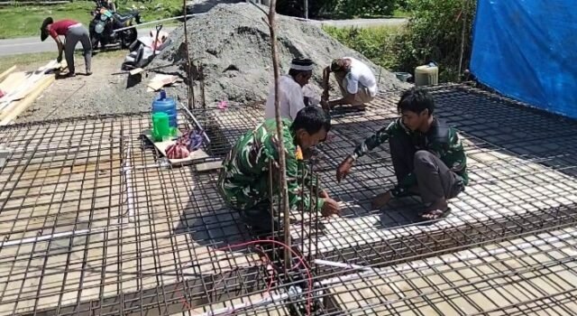 Babinsa Koramil 01/Sukajaya Bantu Warga Bangun Rumah, Wujud Kepedulian dan Kebersamaan di Wilayah Binaan