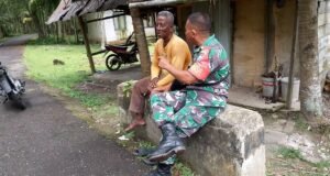 Babinsa Koramil 01/Sukajaya Jalin Kedekatan dengan Warga Melalui Komsos di Gampong Keuneukai